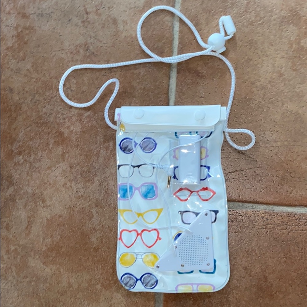 Waterproof pouch for cellphone with speaker Beach Pool Ocean camp vacation NEW